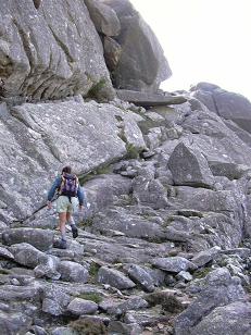 Flo grimpant dans les éboulis