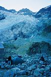 Montage des tentes devant le glacier Blanc