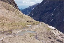 Vue sur le refuge Tuckett et notre bivouac