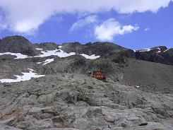 Le refuge et les pentes de neige menant à l'arête des Lanchettes