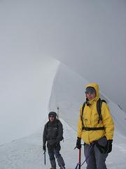 Vue sur l'arête de neige du premier Dôme