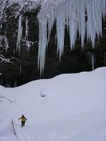 Flo à côté de la cascade : une idée de la taille