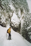 Flo à côté de la cascade : une idée de la taille