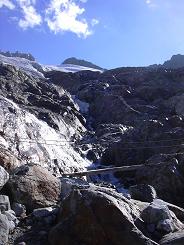 La passerelle sur le torrent