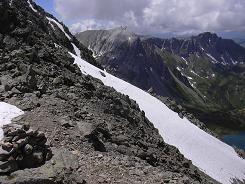 La pente de neige avant le col