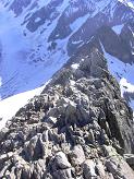 Sur l'arête, au loin une cordée