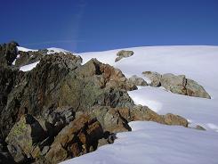 Fin de l'arête rocheuse, début de la pente de neige