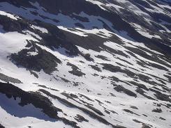 Zoom sur le refuge depuis le sommet