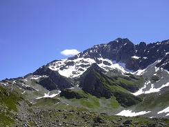 Le Tondu et les pentes de neige descendues depuis le grand lac